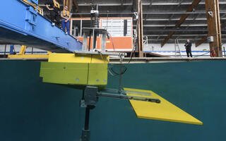 Plongée dans le bassin d'essais du centre Bretagne sous le premier dispositif de validation de la technologie Bluefins, développée et brevetée par Ifremer